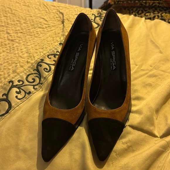 Via Spiga Brown Leather Pumps w/ Gold Suede Sides & Black Suede Toes - Picture 3 of 12